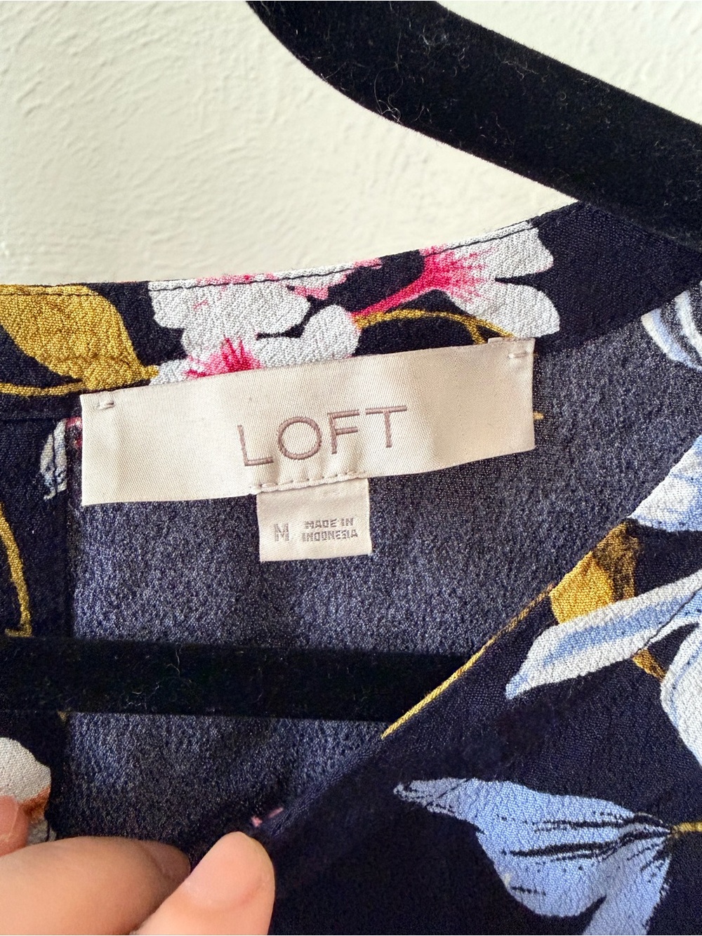 Ann Taylor LOFT Women’s Navy Floral Short Sleeve Blouse Size Medium - Picture 3 of 3